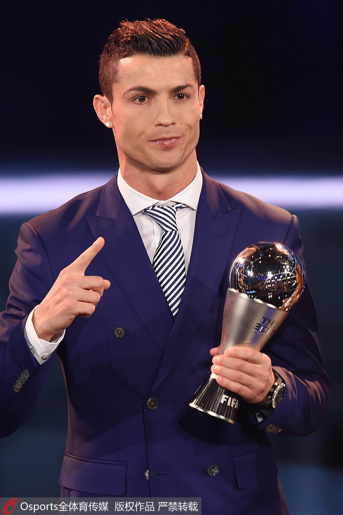 打败了看似无解的梅拉布，彼得-严时隔1975天再次成为了雏量级世界冠军！