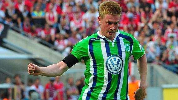 47岁苏提达率泰国队入场，穿西装系领带气宇轩昂，“艳压”欧拉弄