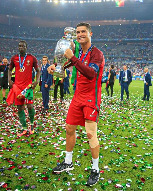 【奖项】阿卡荣获斯蒂芬·埃德伯格体育风尚奖，卢布获评阿瑟·阿什人道主义奖