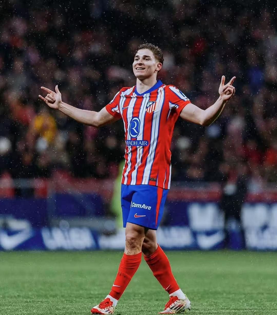 加拉塔萨雷客场3-0大胜阿贾克斯，奥斯梅恩帽子戏法